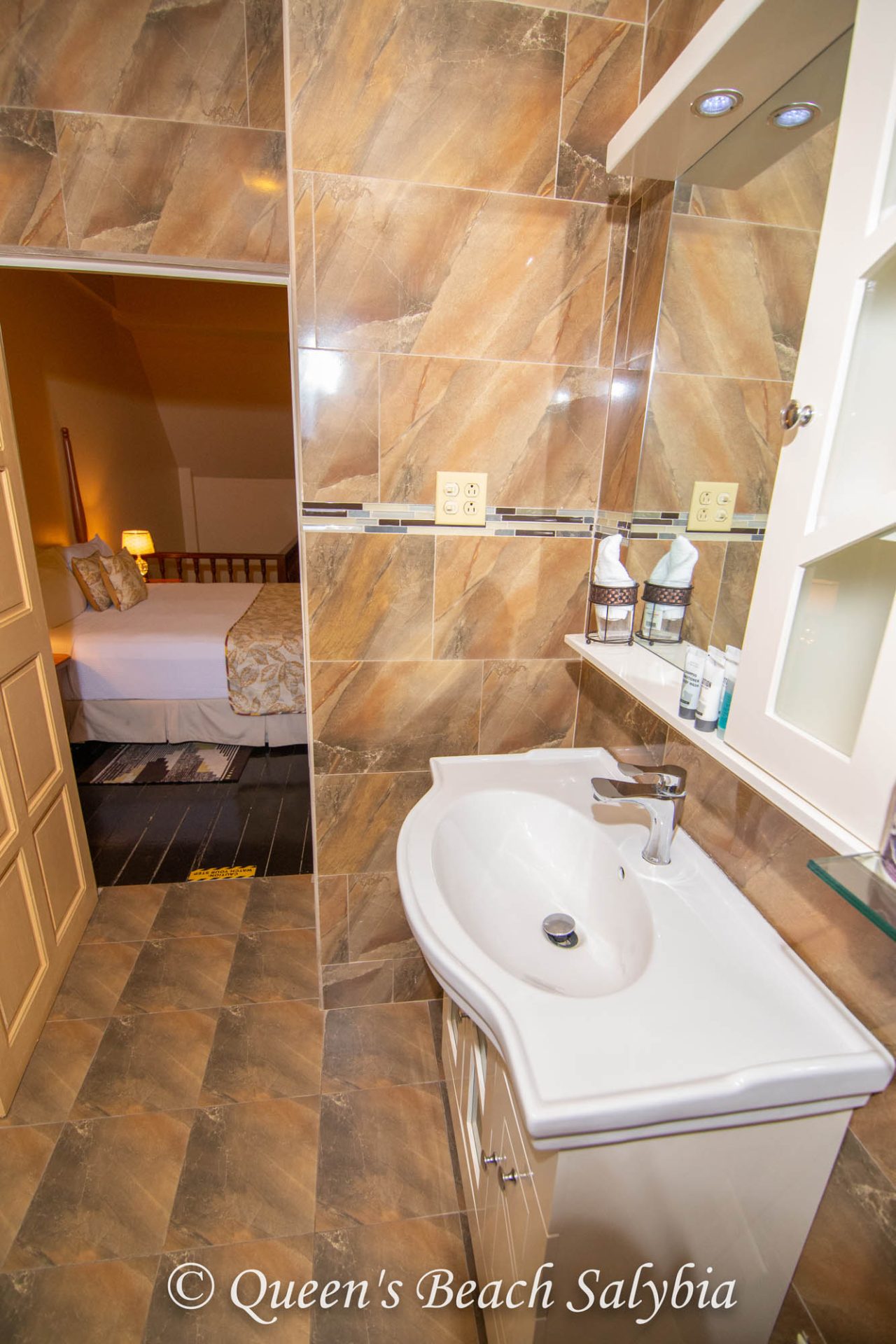 The Luxury Suite - Image 14